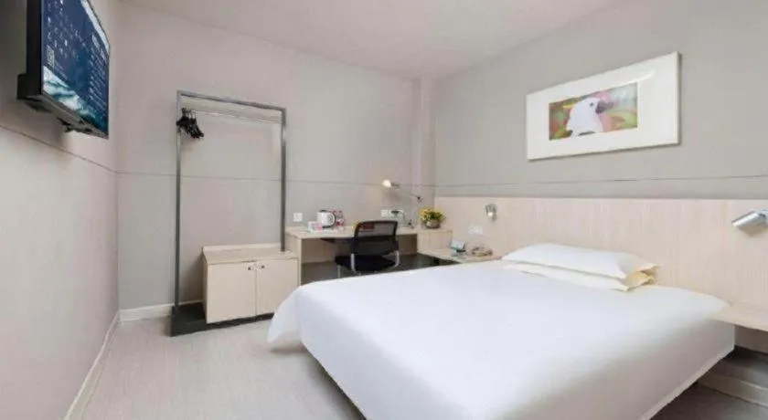 Bed in Jinjiang Inn Huizhou Xihu Lake Shuidong Street River View