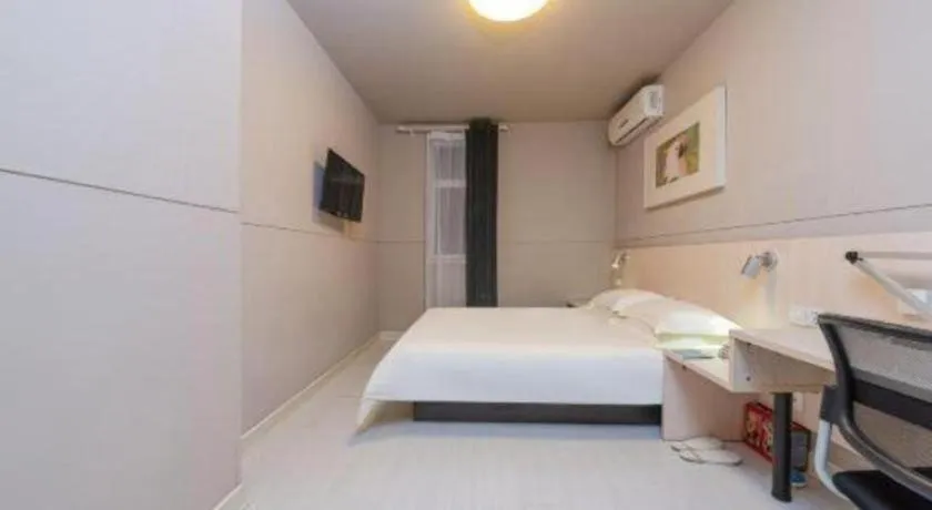 Bed in Jinjiang Inn Huizhou Xihu Lake Shuidong Street River View