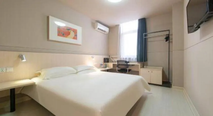 Bed in Jinjiang Inn Huizhou Xihu Lake Shuidong Street River View