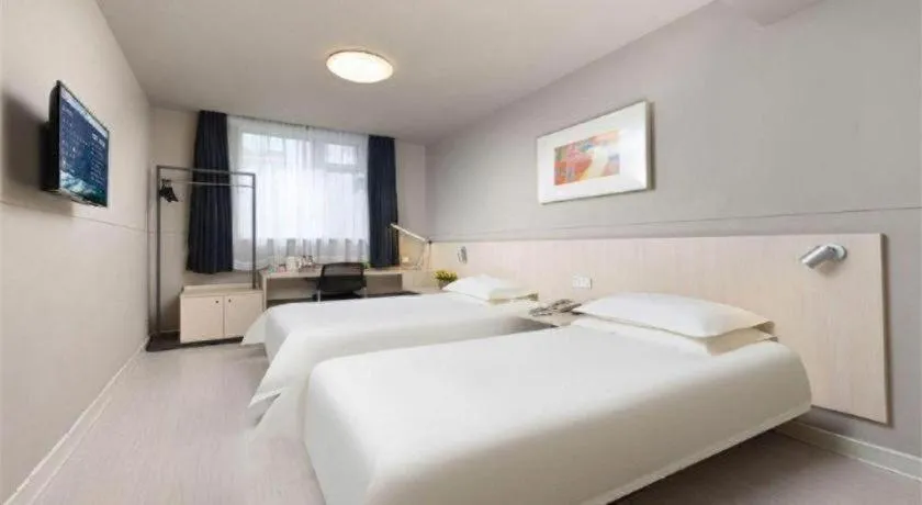 Bed in Jinjiang Inn Huizhou Xihu Lake Shuidong Street River View