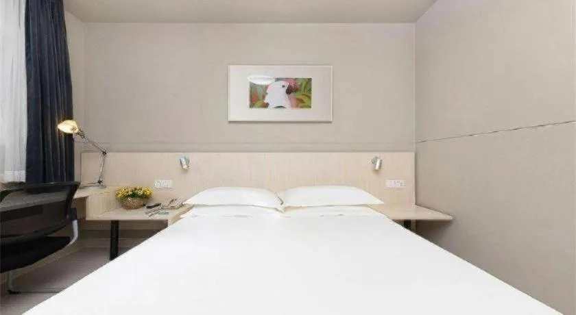 Bed in Jinjiang Inn Huizhou Xihu Lake Shuidong Street River View