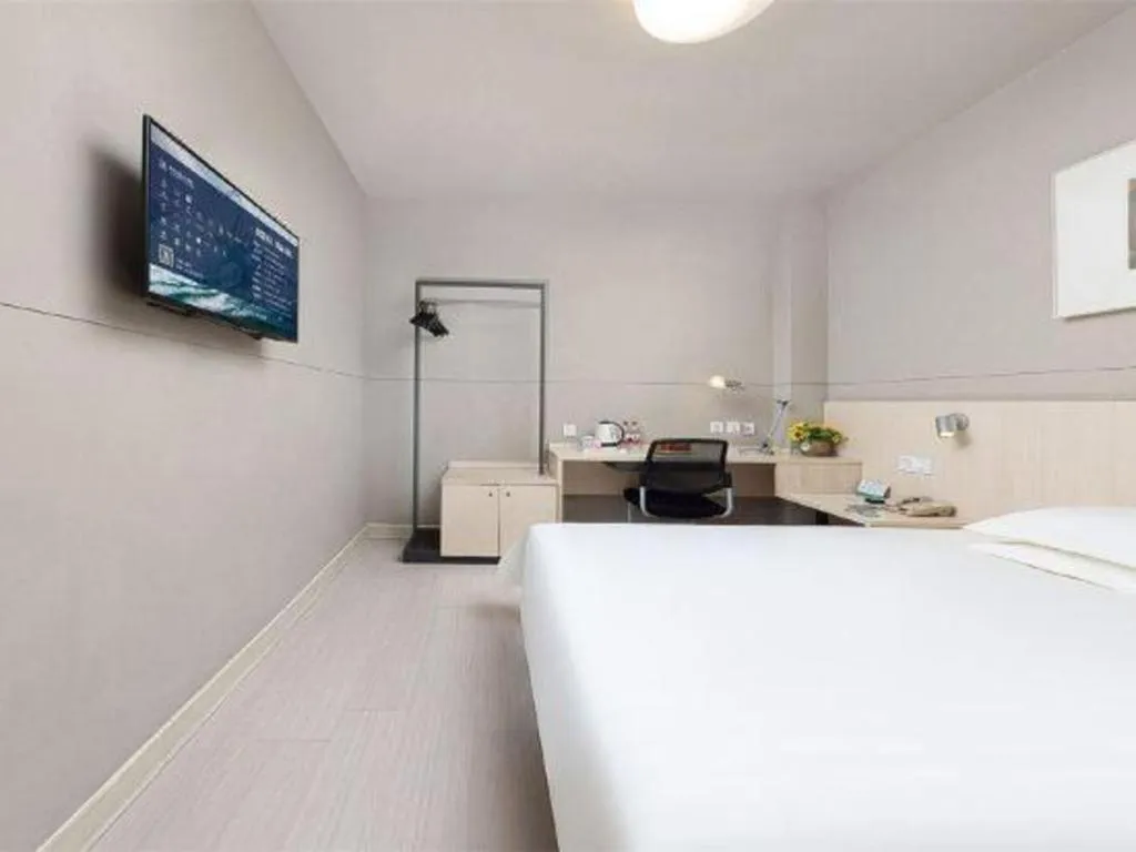 Bed in Jinjiang Inn Huizhou Xihu Lake Shuidong Street River View