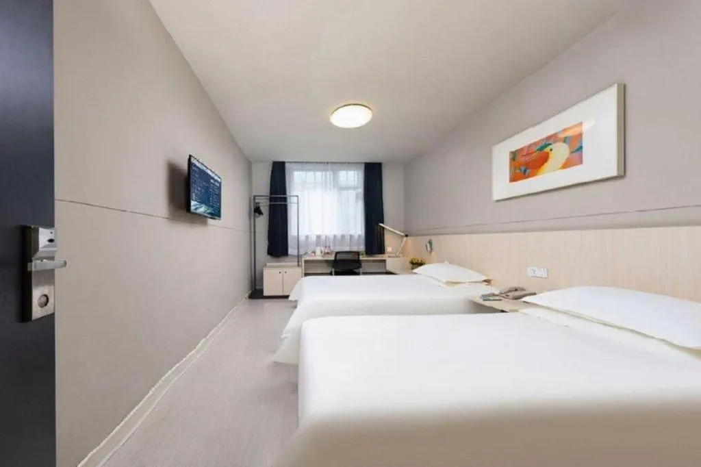 Bed in Jinjiang Inn Huizhou Xihu Lake Shuidong Street River View