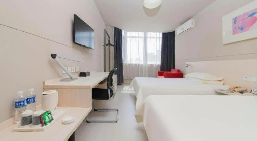 Bed in Jinjiang Inn Huizhou Xihu Lake Shuidong Street River View