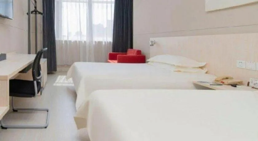 Bed in Jinjiang Inn Huizhou Xihu Lake Shuidong Street River View