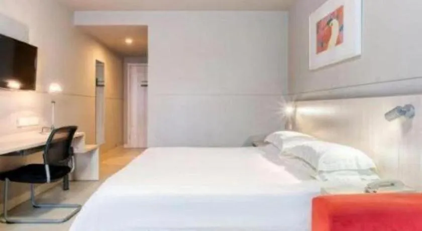 Bed in Jinjiang Inn Huizhou Xihu Lake Shuidong Street River View