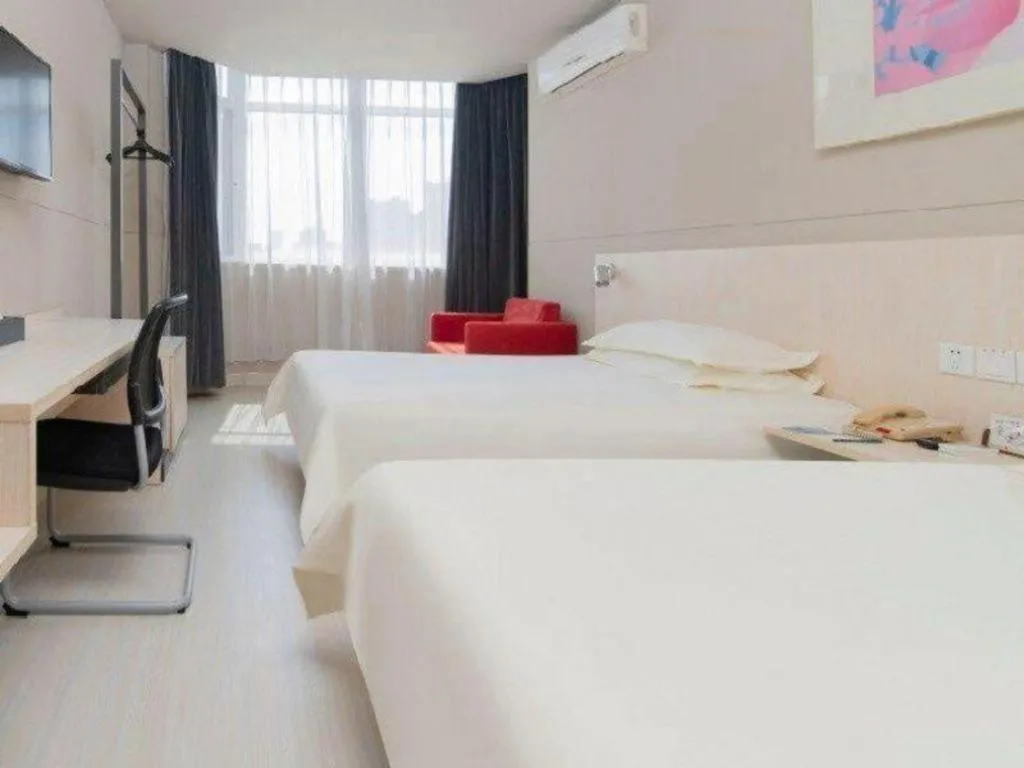 Bed in Jinjiang Inn Huizhou Xihu Lake Shuidong Street River View