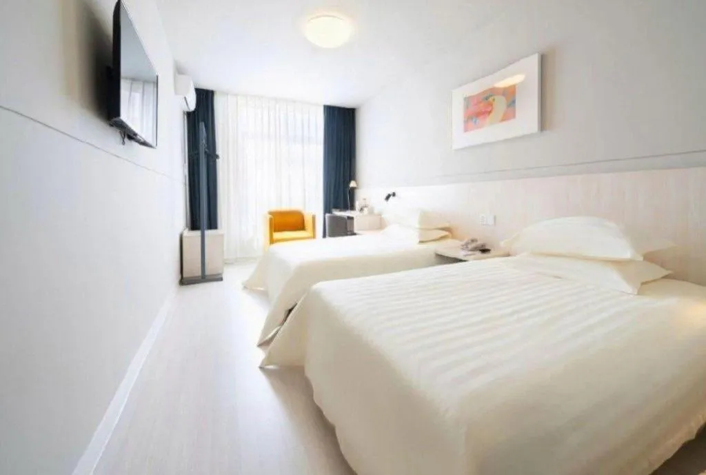 Bed in Jinjiang Inn Huizhou Xihu Lake Shuidong Street River View