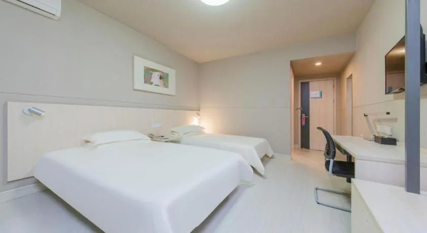 Bed in Jinjiang Inn Huizhou Xihu Lake Shuidong Street River View