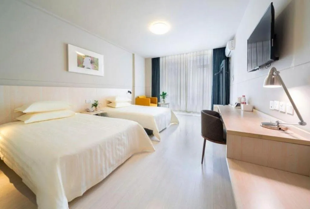 Bed in Jinjiang Inn Huizhou Xihu Lake Shuidong Street River View