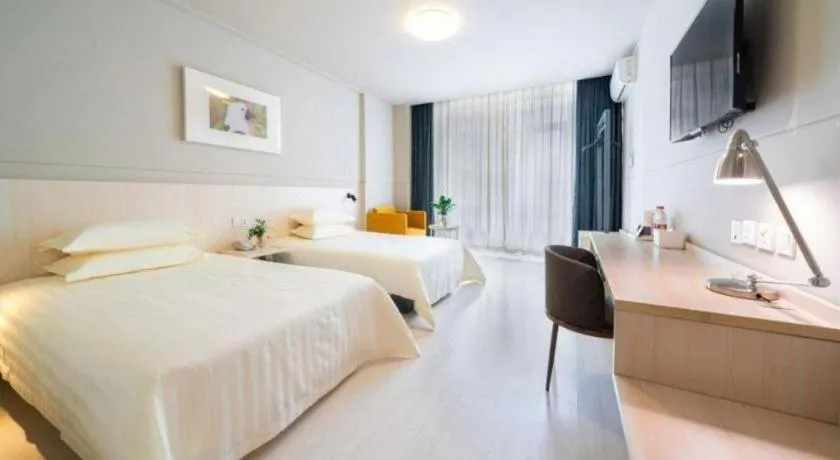 Bed in Jinjiang Inn Huizhou Xihu Lake Shuidong Street River View