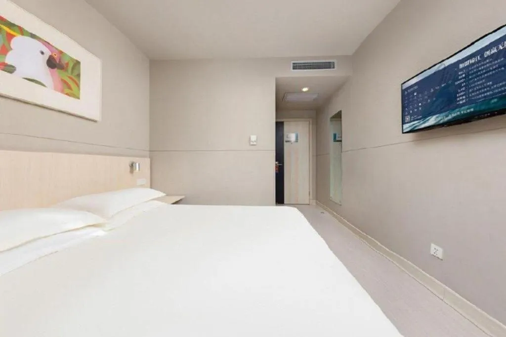 Bed in Jinjiang Inn Huizhou Xihu Lake Shuidong Street River View