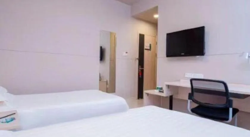 Bed in Jinjiang Inn Huizhou Xihu Lake Shuidong Street River View