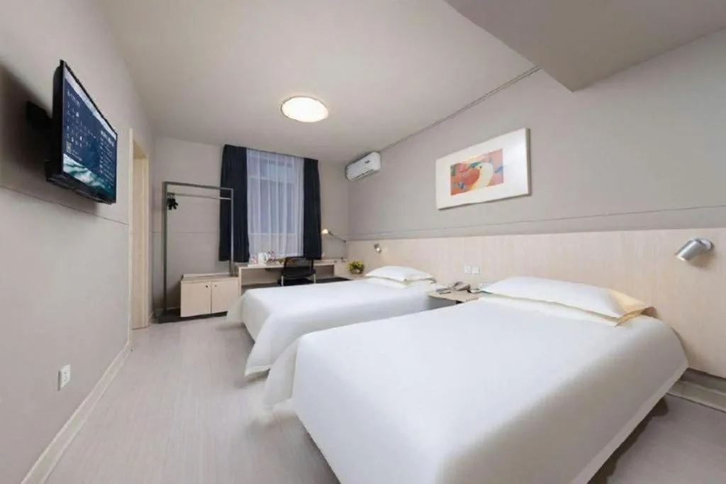 Bed in Jinjiang Inn Huizhou Xihu Lake Shuidong Street River View