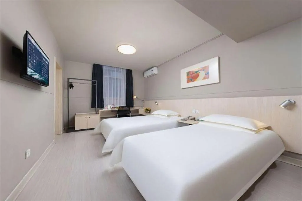 Bed in Jinjiang Inn Huizhou Xihu Lake Shuidong Street River View