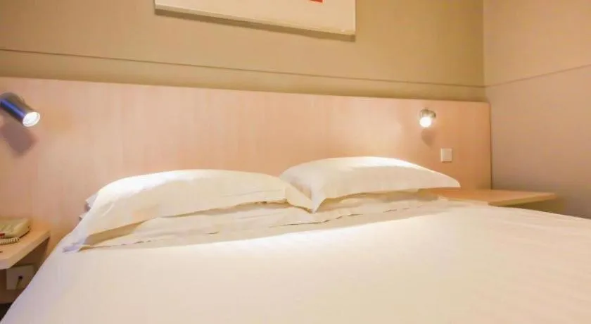 Bed in Jinjiang Inn Ulanqab Jining 1st Middle School