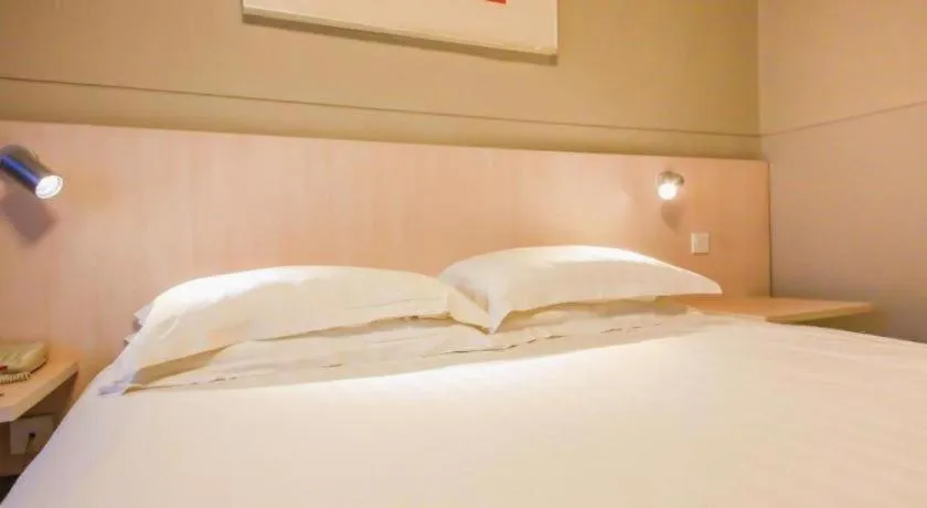 Bed in Jinjiang Inn Ulanqab Jining 1st Middle School