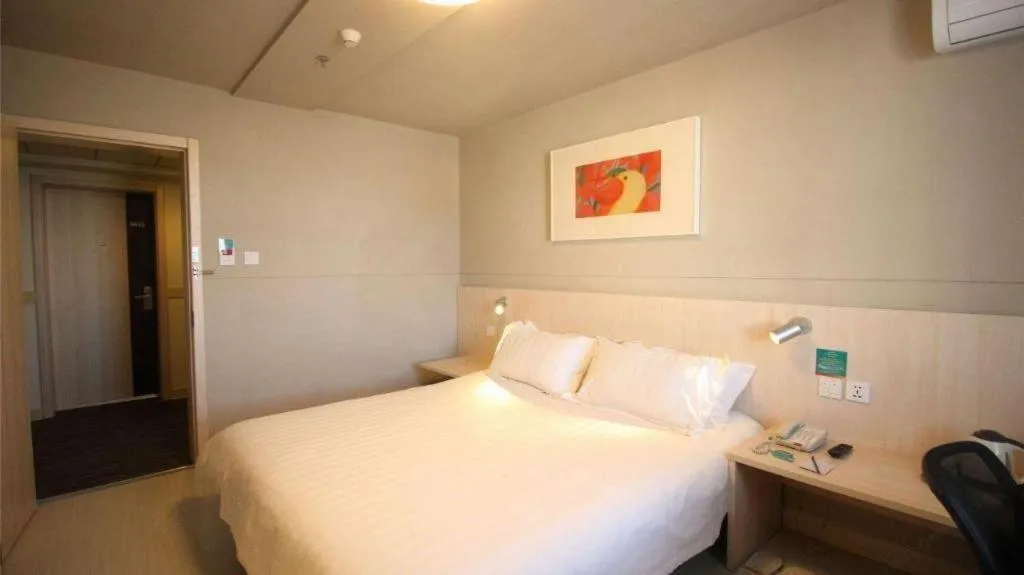 Bed in Jinjiang Inn Ulanqab Jining 1st Middle School