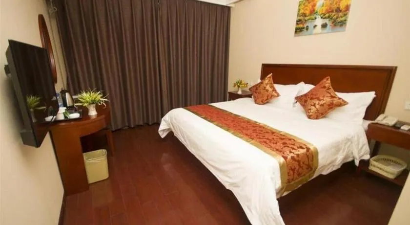 Bed in GreenTree Inn Shenzhen Guanggang Port Futian South Road Express Hotel