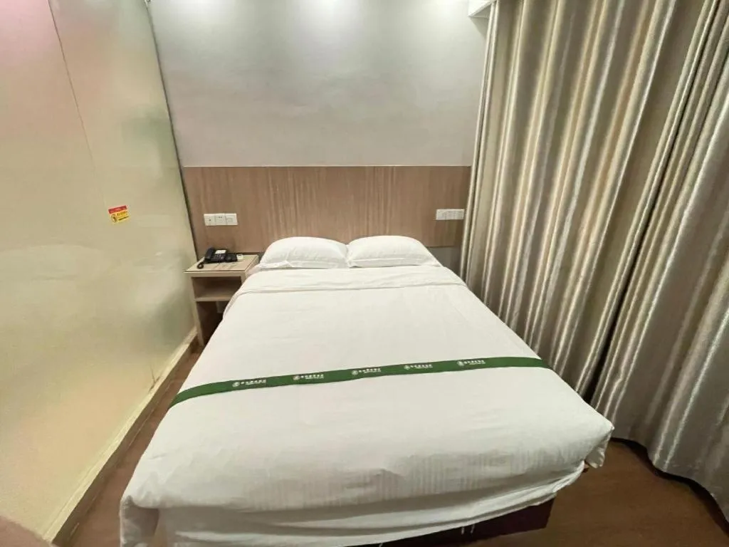 Bed in GreenTree Inn Shenzhen Guanggang Port Futian South Road Express Hotel