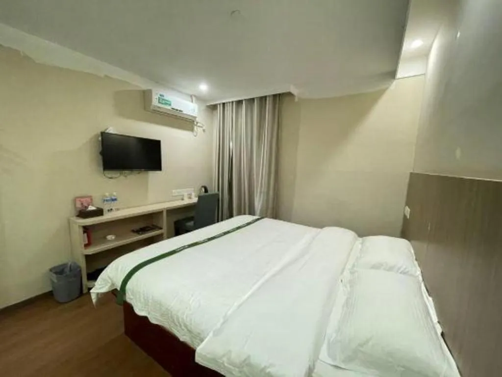 Bed in GreenTree Inn Shenzhen Guanggang Port Futian South Road Express Hotel