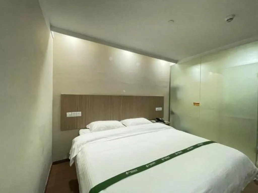Bed in GreenTree Inn Shenzhen Guanggang Port Futian South Road Express Hotel