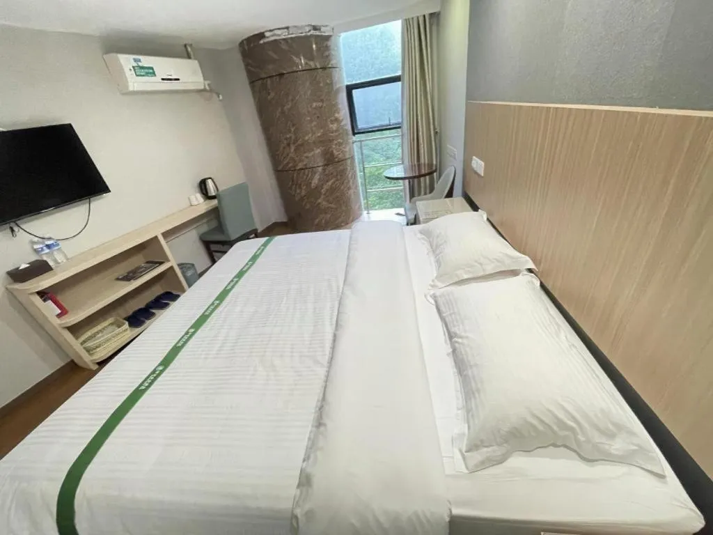 Bed in GreenTree Inn Shenzhen Guanggang Port Futian South Road Express Hotel