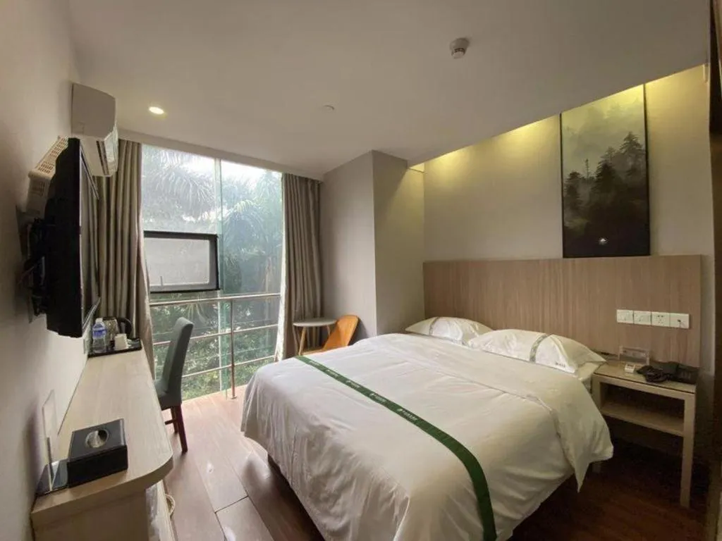 Bed in GreenTree Inn Shenzhen Guanggang Port Futian South Road Express Hotel