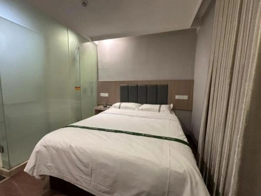 Bed in GreenTree Inn Shenzhen Guanggang Port Futian South Road Express Hotel