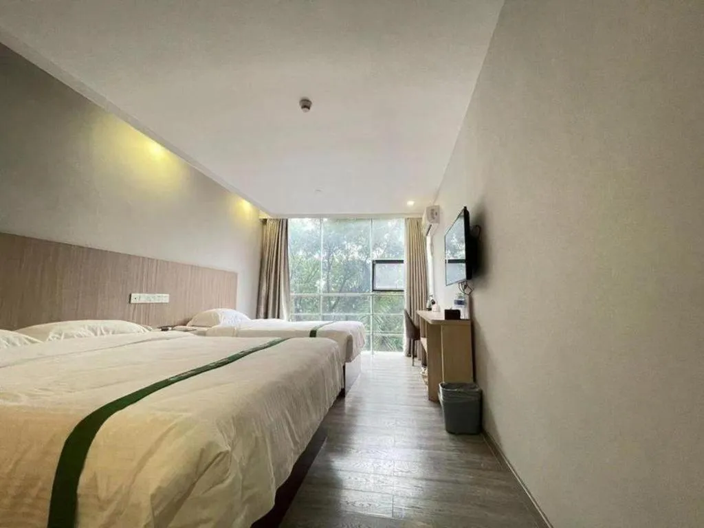 Bed in GreenTree Inn Shenzhen Guanggang Port Futian South Road Express Hotel