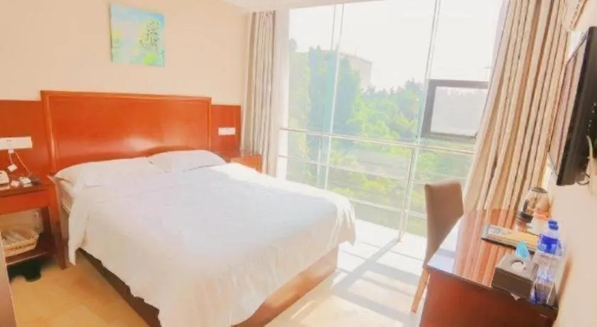 Bed in GreenTree Inn Shenzhen Guanggang Port Futian South Road Express Hotel