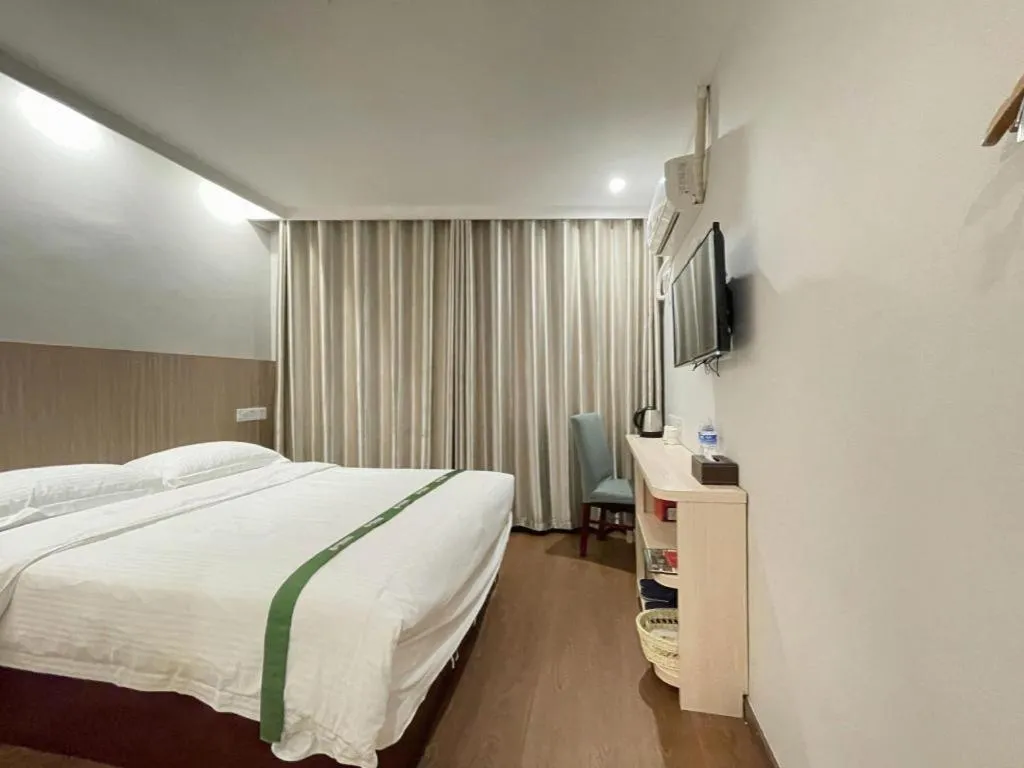 Bed in GreenTree Inn Shenzhen Guanggang Port Futian South Road Express Hotel