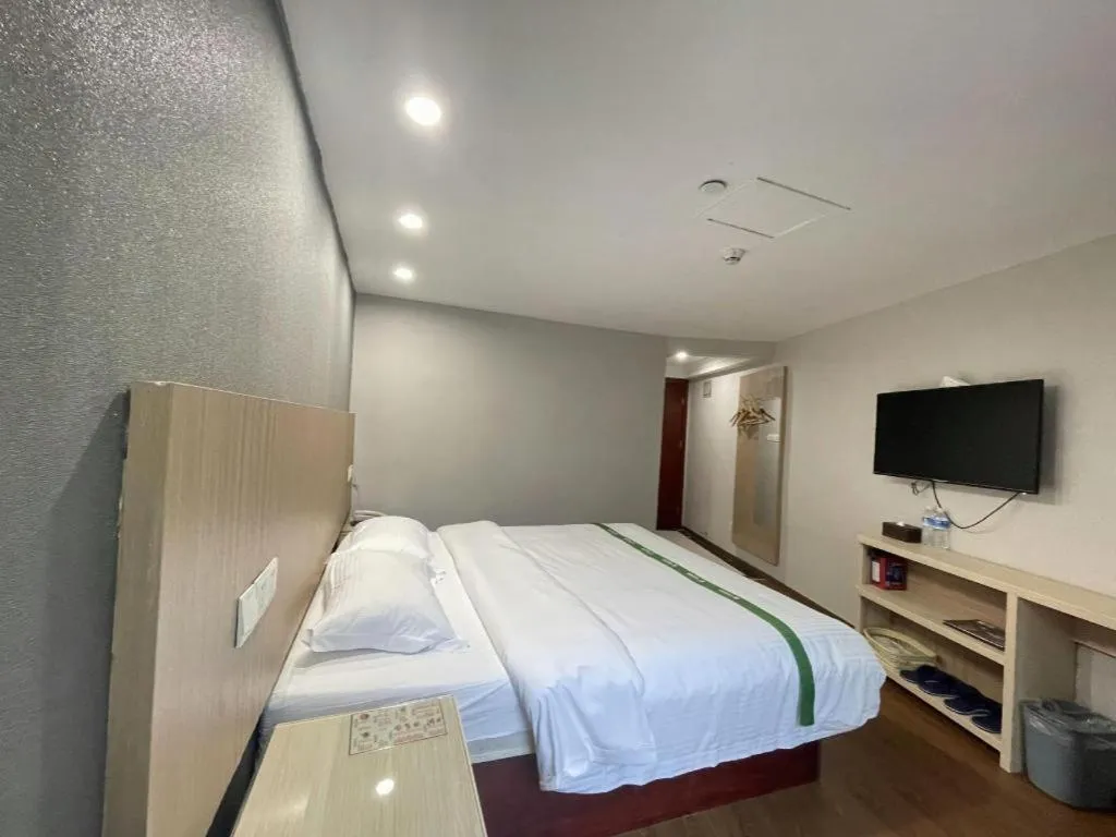 Bed in GreenTree Inn Shenzhen Guanggang Port Futian South Road Express Hotel