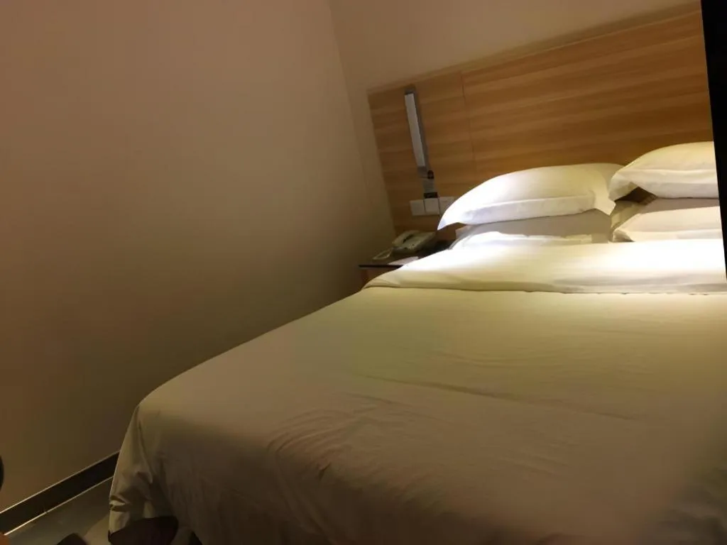 Bed in City Comfort Inn Guangzhou Tiyu West Road Metro Station