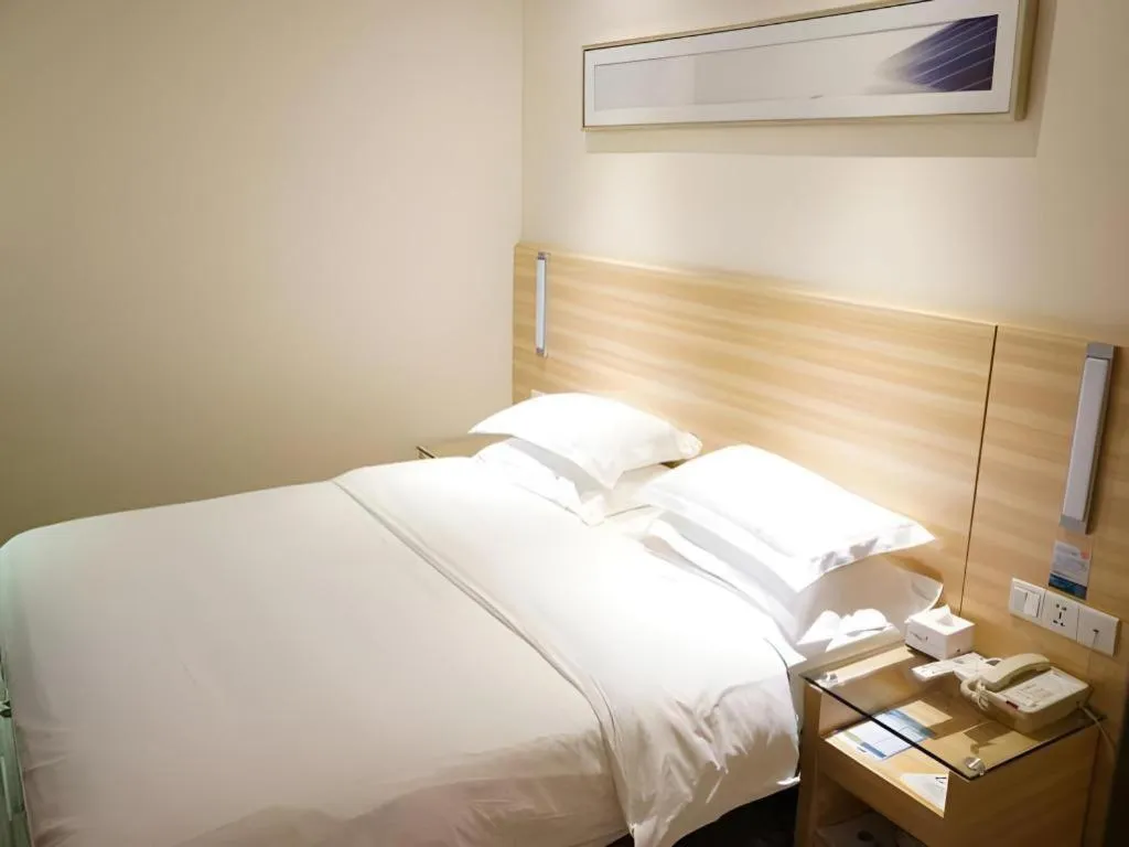 Bed in City Comfort Inn Guangzhou Tiyu West Road Metro Station