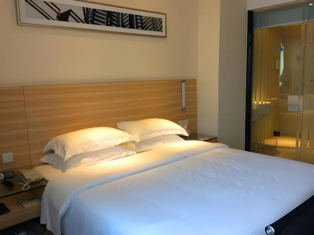 Bed in City Comfort Inn Guangzhou Tiyu West Road Metro Station