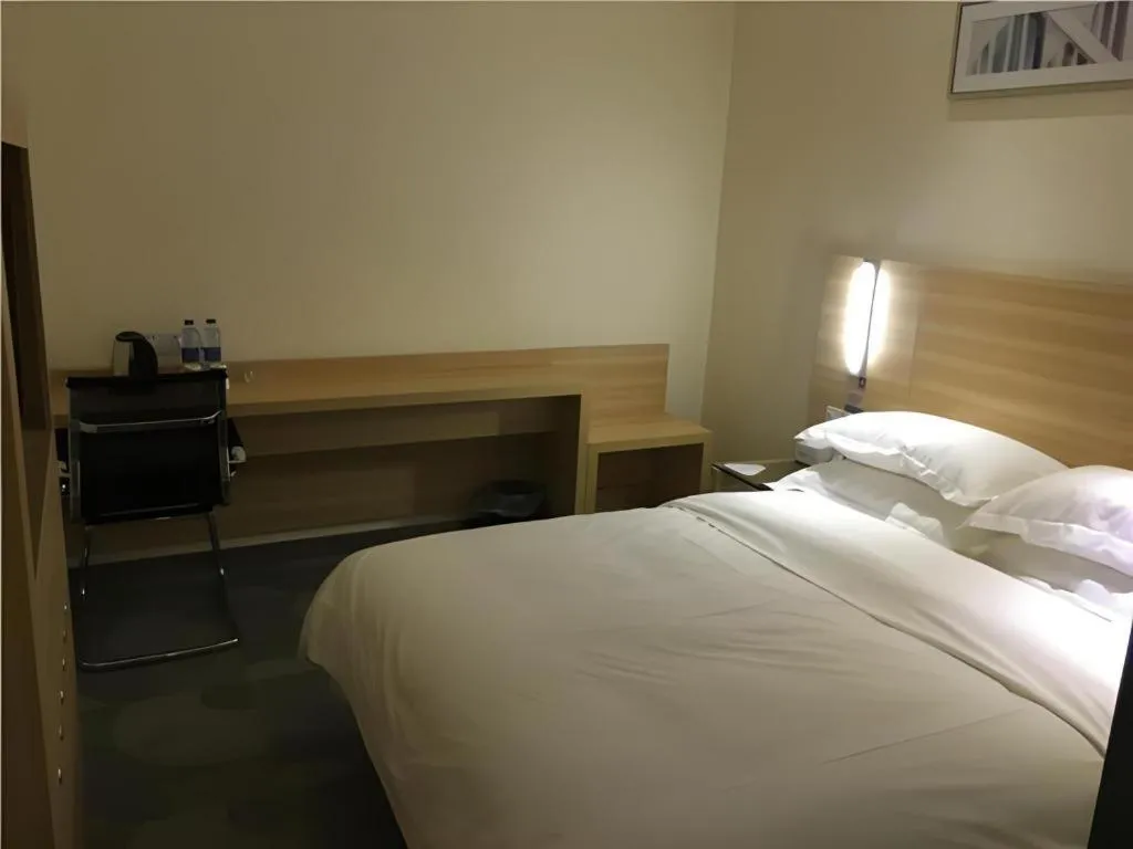 Bed in City Comfort Inn Guangzhou Tiyu West Road Metro Station