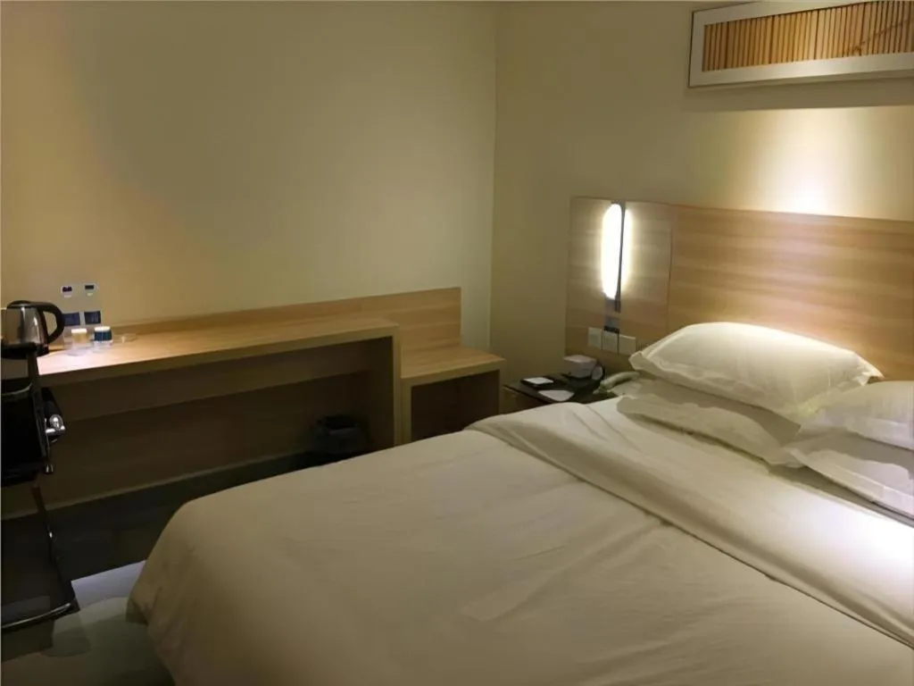 Bed in City Comfort Inn Guangzhou Tiyu West Road Metro Station