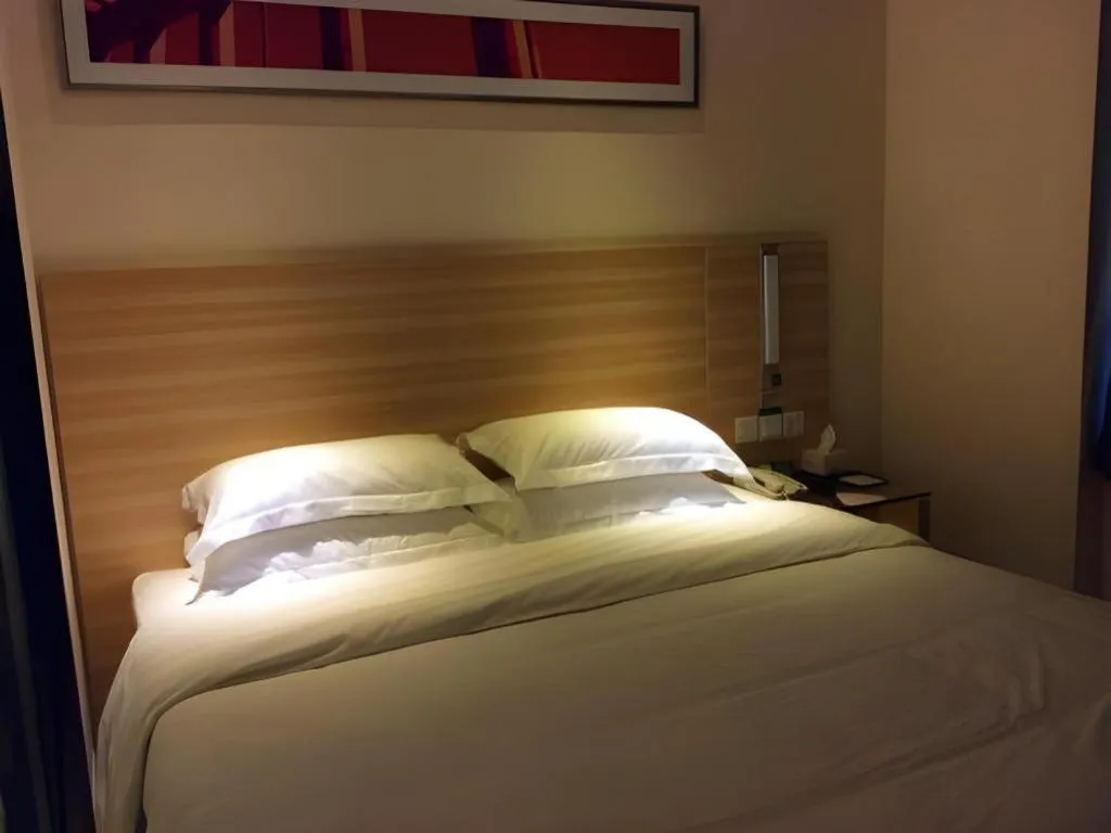 Bed in City Comfort Inn Guangzhou Tiyu West Road Metro Station