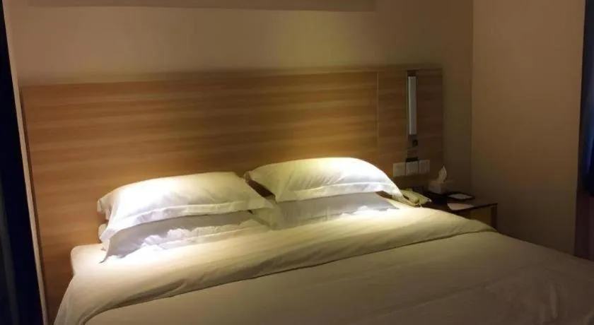 Bed in City Comfort Inn Guangzhou Tiyu West Road Metro Station