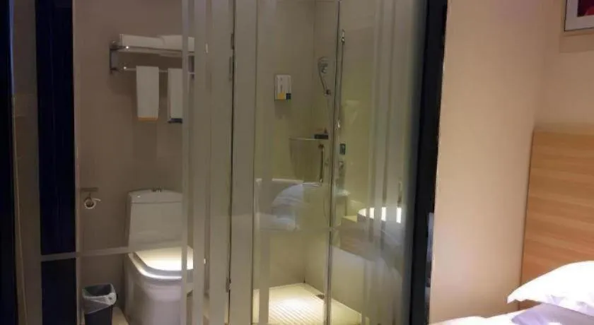 Bed in City Comfort Inn Guangzhou Tiyu West Road Metro Station