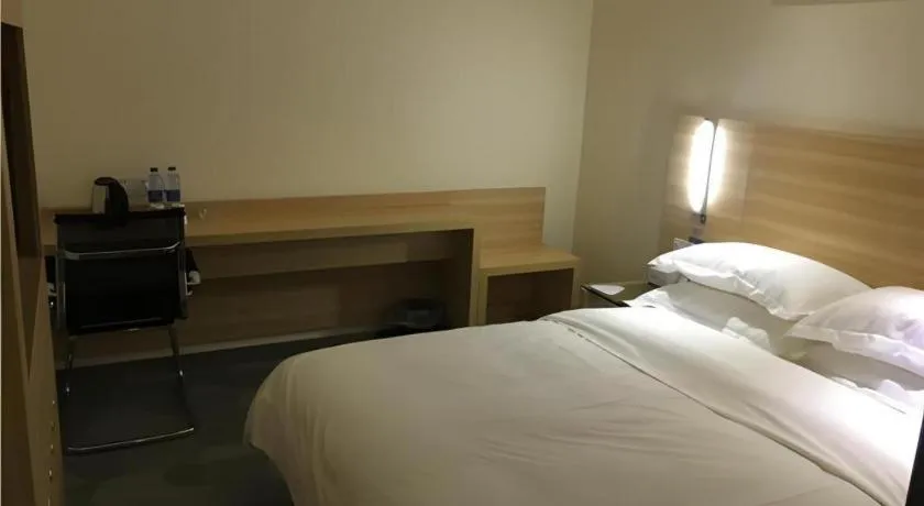 Bed in City Comfort Inn Guangzhou Tiyu West Road Metro Station