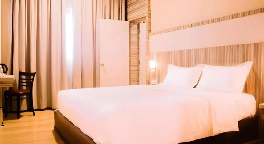 Bed in The Golden Bay Hotel Batam