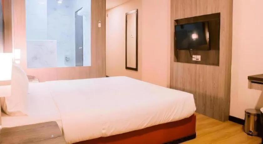 Bed in The Golden Bay Hotel Batam