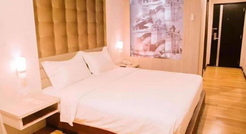 Bed in The Golden Bay Hotel Batam