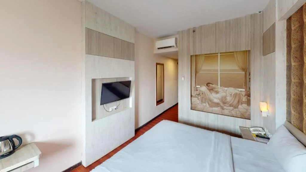Bed in The Golden Bay Hotel Batam
