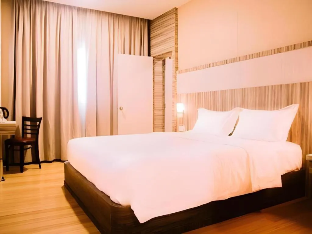 Bed in The Golden Bay Hotel Batam