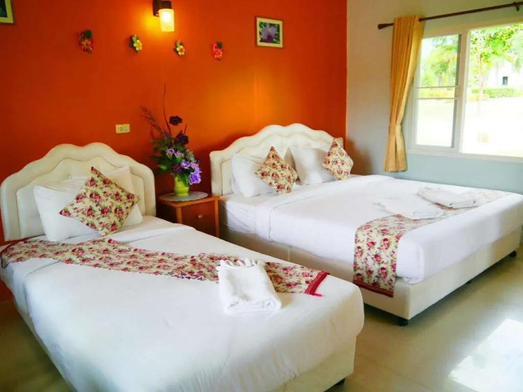 Bed in Tanaosri & Creekside Resort