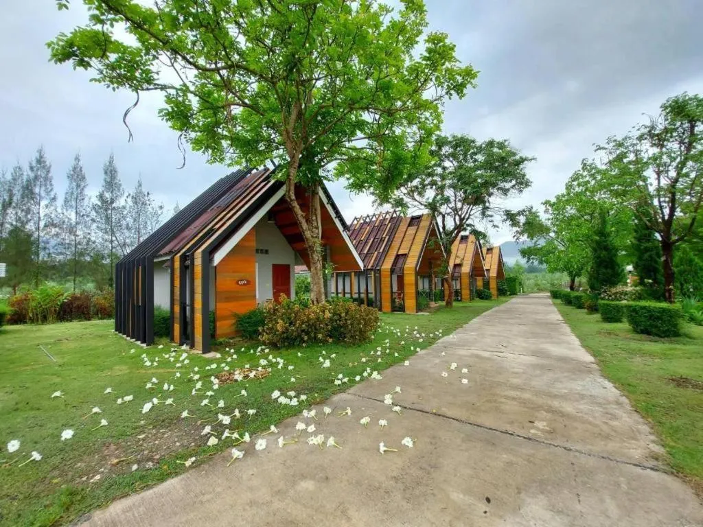 Tanaosri & Creekside Resort