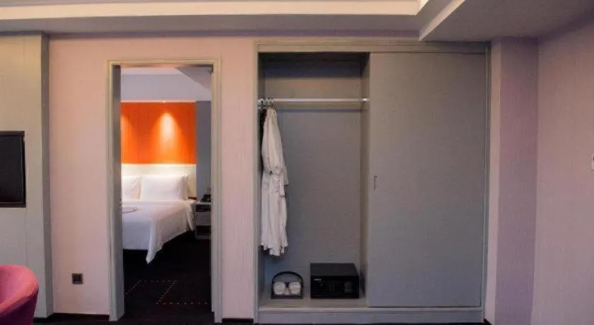 Bed in Aishang Hotel (Lecong Furniture Mall, Foshan)